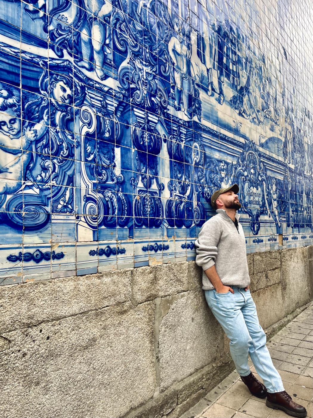 Božidar Vlašić uz azulejo zid u Portu